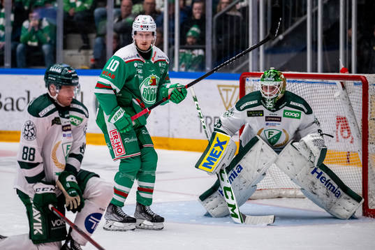 Rögles Simon Hjalmarsson  och Färjestads målvakt Dennis