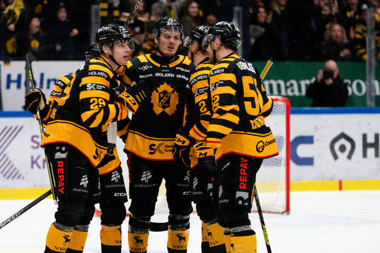 Skellefteås Albin Sundsvik och Max Lindholm jublar