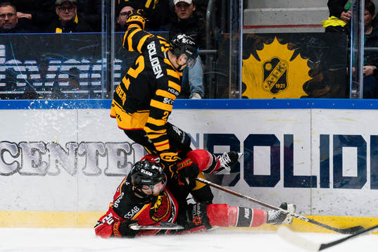 Skellefteås Linus Högberg och Luleås Brendan Shinnimin