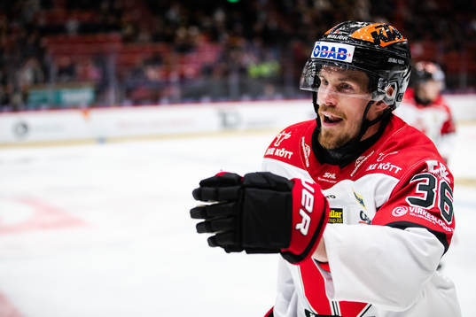 Örebros Emil Larsson jublar
