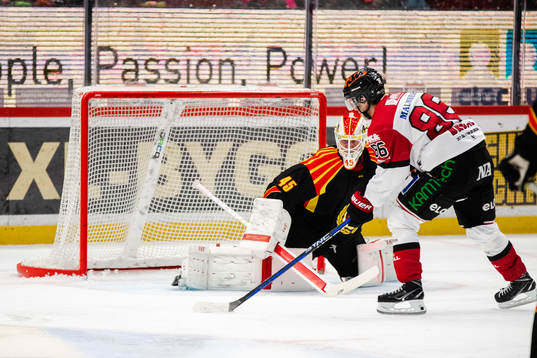 Örebros Mathias Bromé gör 0-2 bakom Brynäs målvakt