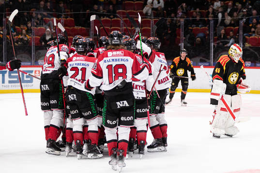 Örebros spelare jublar samtidigt som Brynäs målvakt