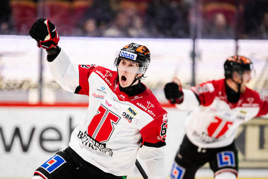 Örebros Robert Leino jublar