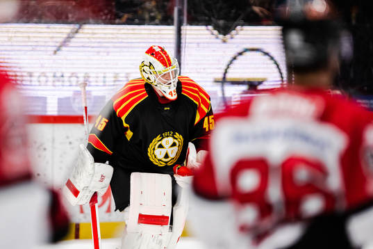 Brynäs målvakt Jussi Olkinuora deppar