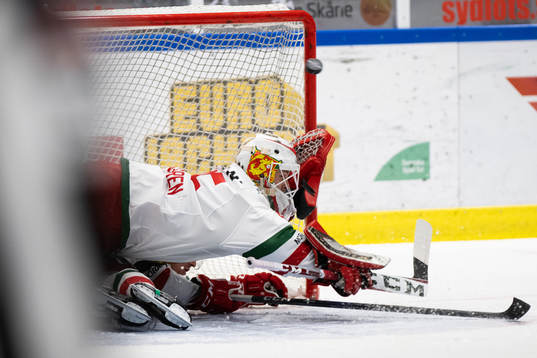 Moras målvakt Andreas Ljunggren släpper in pucken