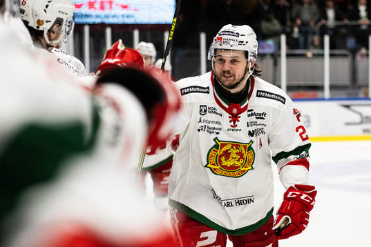 Moras Måns Carlsson jublar