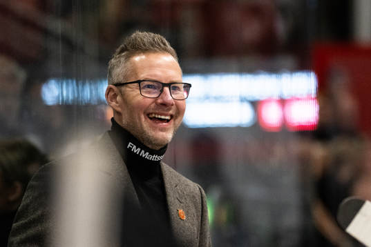 Moras tränare Johan Hedberg jublar