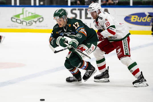 Kristianstads Oskar Hassel jagas av Moras Nicklas Heinerö