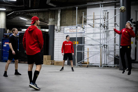 Almtunas spelare värmer upp