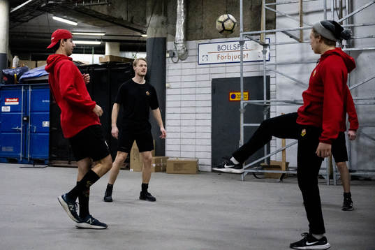 Almtunas spelare värmer upp