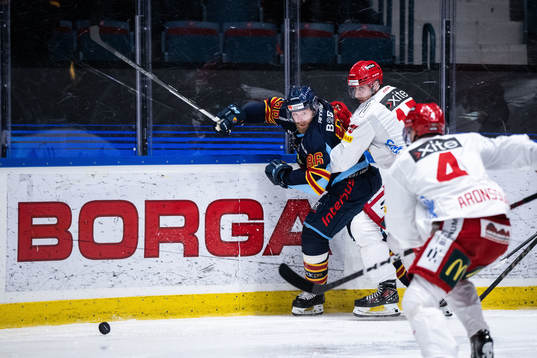 Djurgårdens Linus Klasen och Almtunas Marcus Karlström