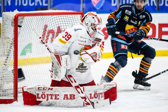 Almtunas målvakt Oliver Håkansson träffas av en puck i
