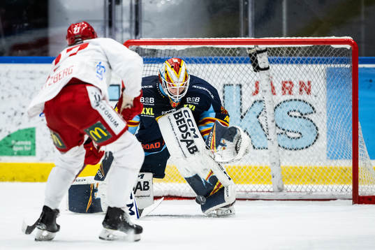 Djurgårdens målvakt Carl Lindbom räddar ett skott av