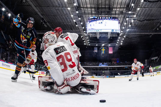 Djurgårdens Noah Östlund och Almtunas målvakt Oliver