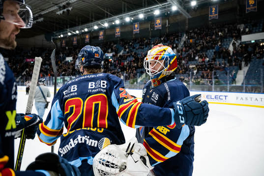 Djurgårdens Calle Odelius och målvakt Carl Lindbom jublar