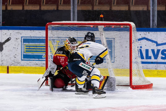 HV71s Sanni Hakala gör 0-1