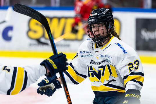 HV71s Sanni Hakala jublar