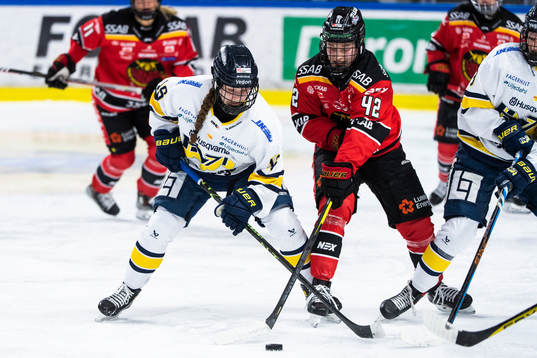 HV71s Kajsa Armborg och Luleås Viivi Vainikka