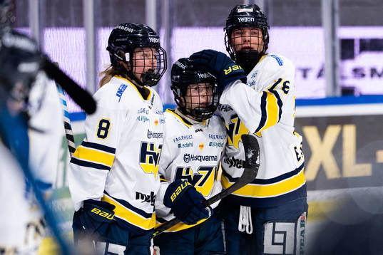 HV71s Sanni Hakala jublar med Hilda Svensson och Elin