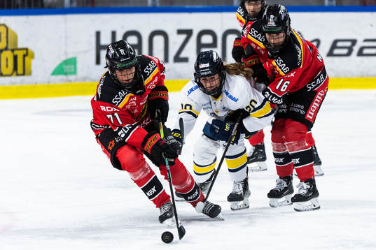 Luleås Anna Kjellbin, HV71s Karoline Pedersen och Luleås