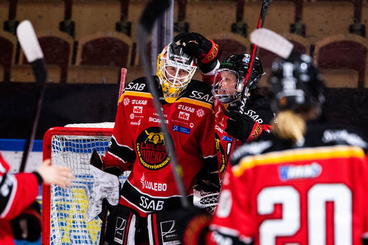Luleås målvakt Frida Axell och Jenni Hiirikoski jublar