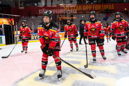 Luleås Emma Nordin jublar med lagkamrater