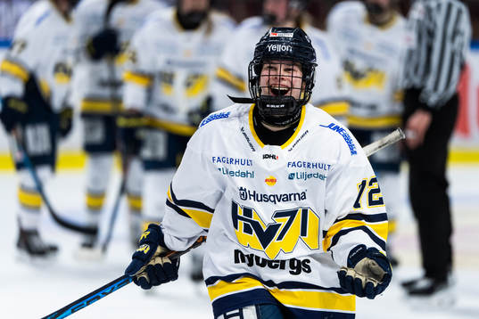 HV71s Kiira Yrjänen jublar