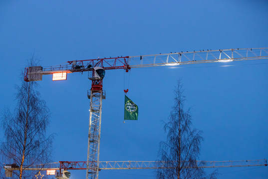 Björklövenflagga utanför Winpos arena innan