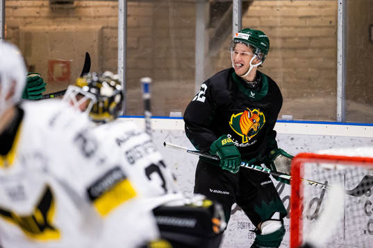 Björklövens Fredric Weigel jublar