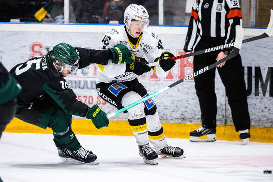 Björklövens Mattias Nörstebö och. Västerås Liam Dower