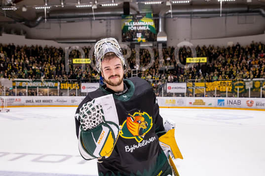 Björklövens målvakt Alex D’orio jublar