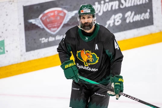 Björklövens Daniel Rahimi innan ishockeymatchen i