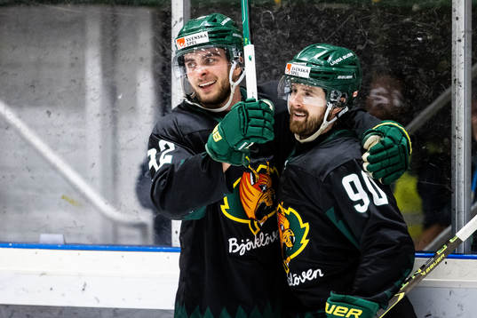Björklövens Alex Hutchings jublar med Jacob Olofsson