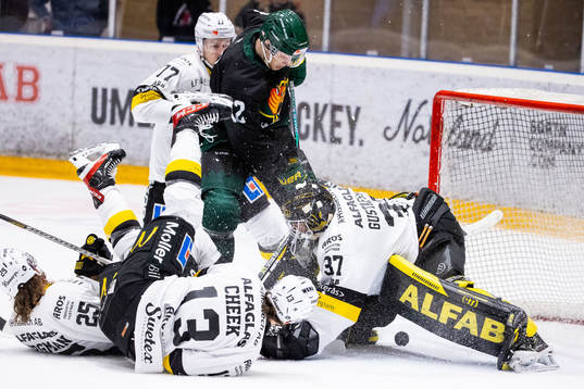 Björklövens Scott Pooley framför Västerås målvakt