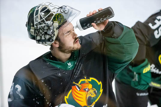 Björklövens målvakt Alex D’orio innan ishockeymatchen