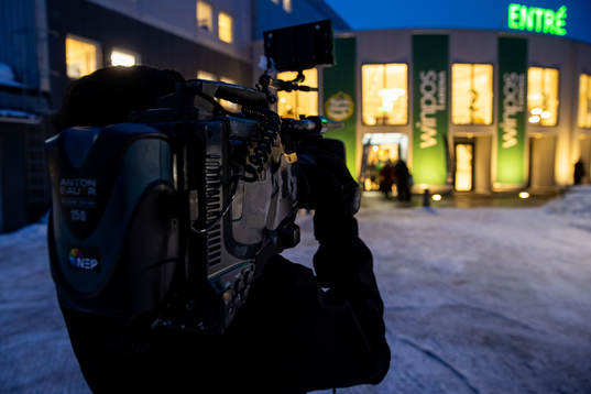 TV-sändning utanför Winpos arena innan ishockeymatchen i