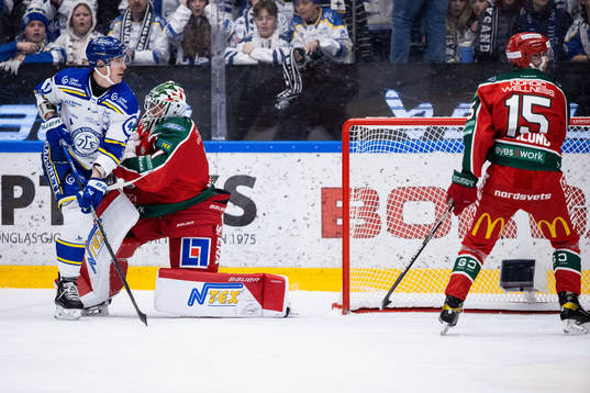 Leksands Carter Ashton mot Frölundas målvakt Lars