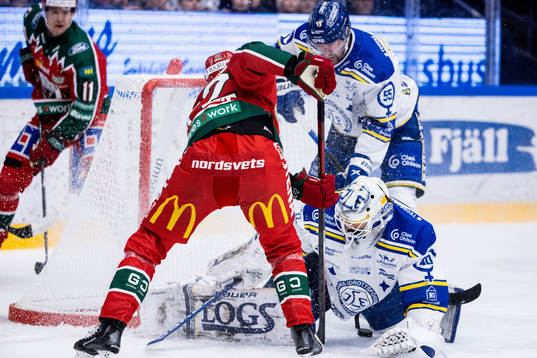 Frölundas Linus Nässen framför Leksands målvakt Mantas