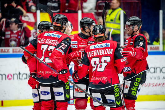 Malmö Redhawks Carl Söderberg jublar med lagkamraterna