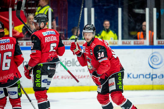 Malmö Redhawks Carl Söderberg jublar med lagkamraterna