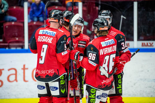 Malmö Redhawks Marcus Sylvegård jublar med lagkamraterna