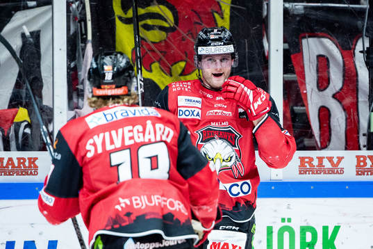 Malmö Redhawks Kim Rosdahl jublar med Marcus Sylvegård