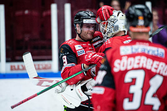 Malmö Redhawks Kim Rosdahl jublar med målvakt Adam Werner