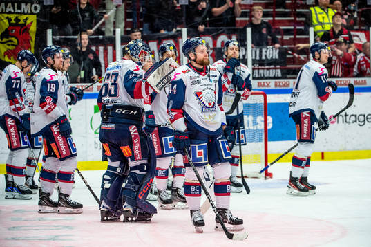 Linköpings Jonas Junland deppar med lagkamraterna