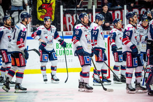 Linköpings spelare deppar med lagkamraterna