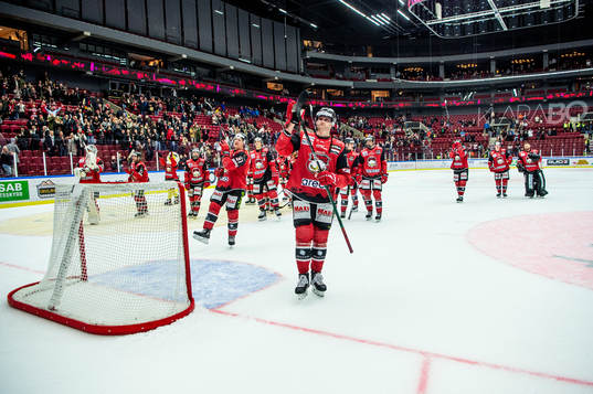 Malmö Redhawks Kim Rosdahl jublar med lagkamraterna