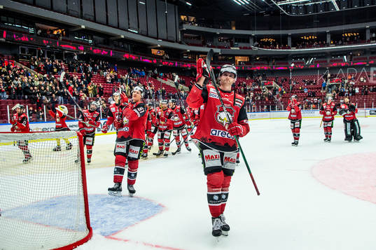 Malmö Redhawks Kim Rosdahl jublar med lagkamraterna