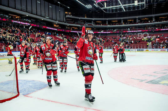 Malmö Redhawks Kim Rosdahl jublar med lagkamraterna