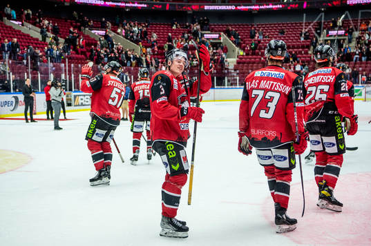 Malmö Redhawks Nuutti Viitasalo jublar med lagkamraterna