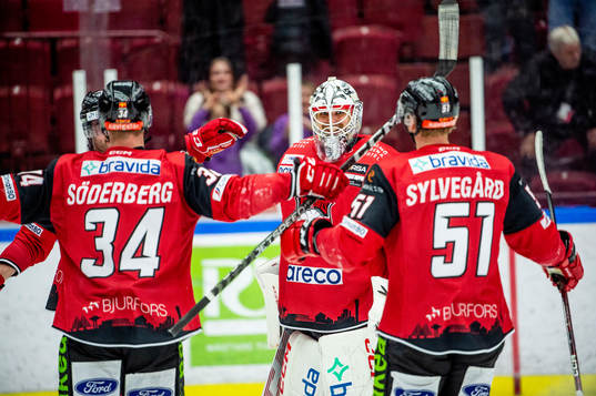 Malmö Redhawks målvakt Adam Werner jublar med